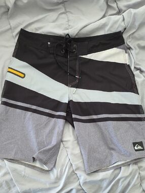 Quiksilver Black, Gray & Yellow Diagonal Stripe Boardshorts Size 30